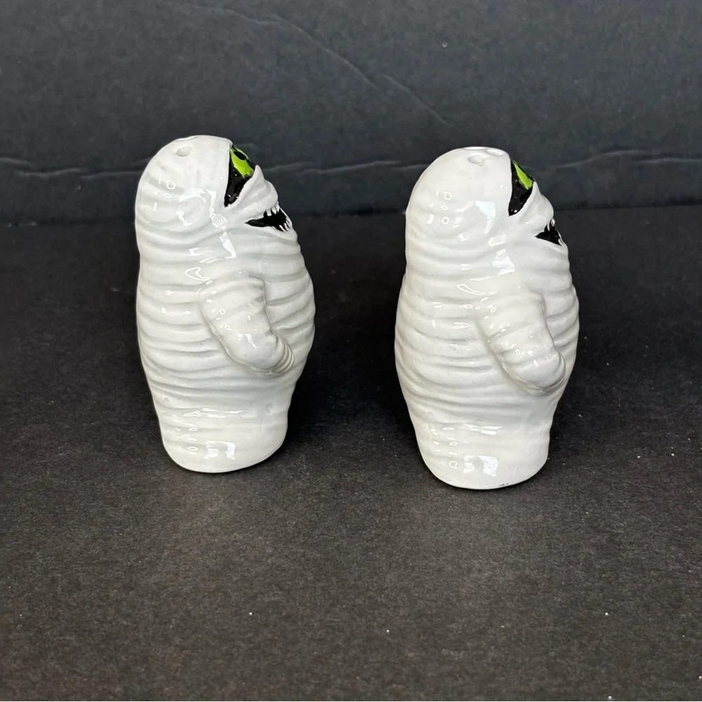 Hotel Transylvania Mummy Salt And Pepper Sharker With Plugs Halloween Decor